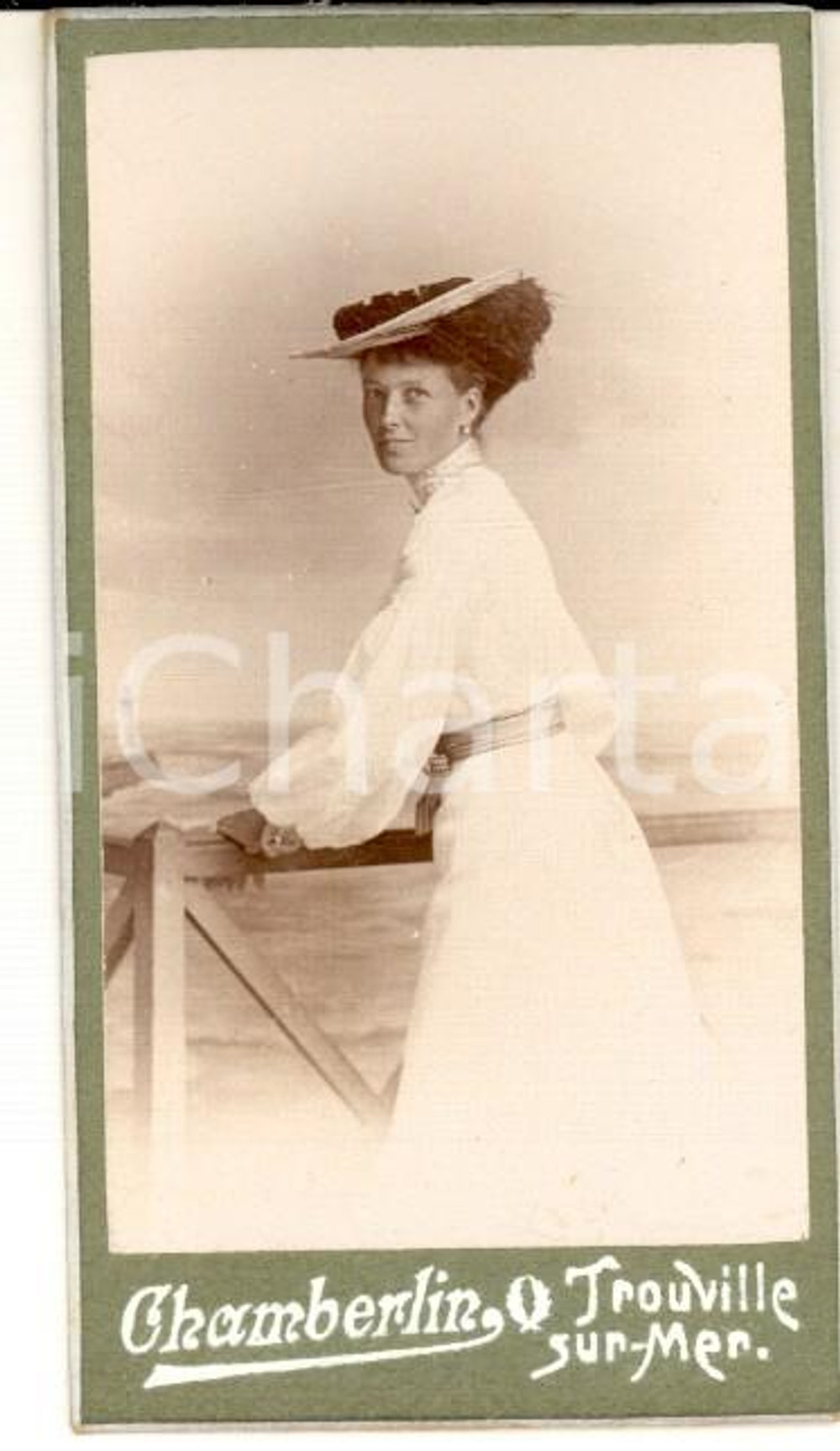 Fotografia d epoca originale 1900 ca TROUVILLESURMER Donna in abito bianco e cappellino Foto CHAMBERLIN 5x8 1