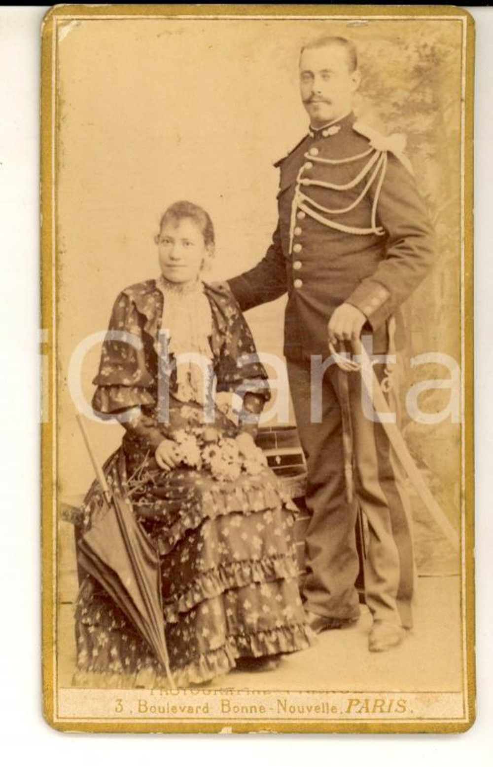 Fotografia d epoca originale 1890 ca PARIS Ritratto di ufficiale in divisa con la moglie Foto FRANCE CDV 1