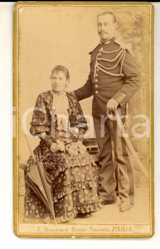 Fotografia d epoca originale 1890 ca PARIS Ritratto di ufficiale in divisa con la moglie Foto FRANCE CDV 1