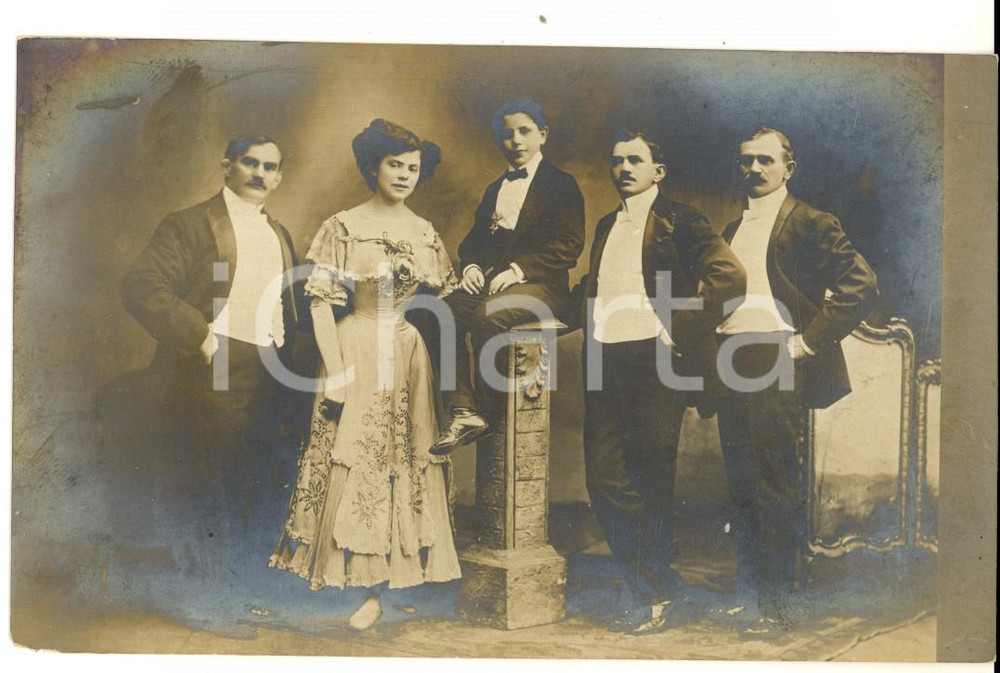 Fotografia d epoca originale 1910 ca Ritratto di famiglia con donna in abito di pizzo Foto cartolina VINTAGE 1