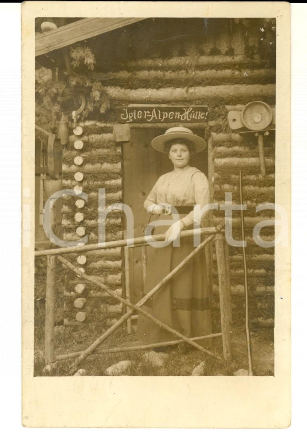 Fotografia d epoca originale 1912 AUSTRIA Donna alla IGLER ALPENHUTTE Foto cartolina VINTAGE 1