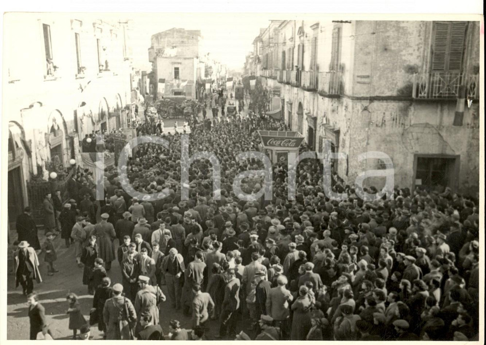Fotografia d epoca originale 1960 ca NAPOLI Cerimonia pubblica con carrozze e chiosco COCACOLA Foto TRONCONE 1