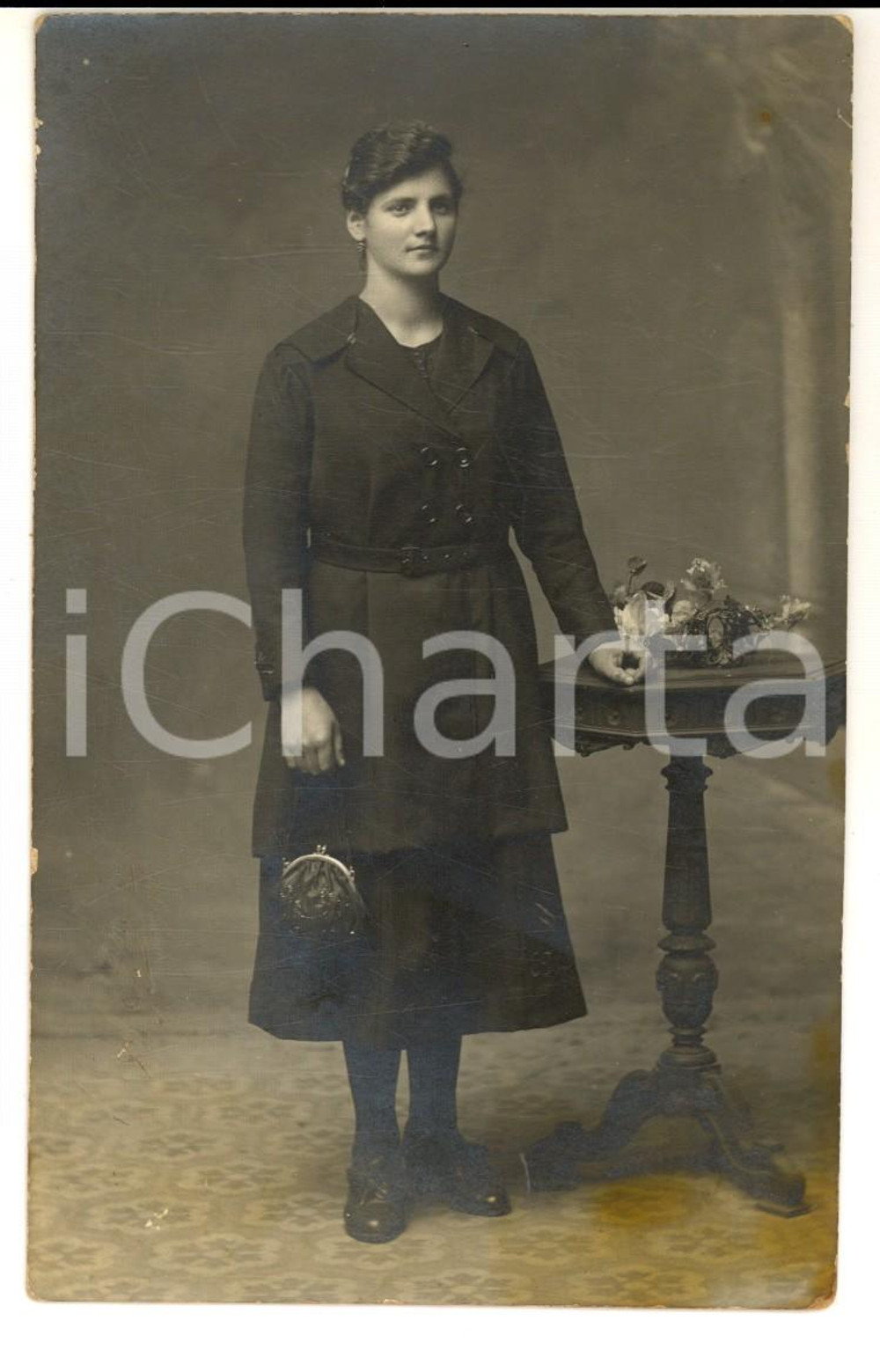 Fotografia d epoca originale 1920 ca SAVONA Ritratto di donna con borsetta ricamata Foto cartolina FOSSA 1