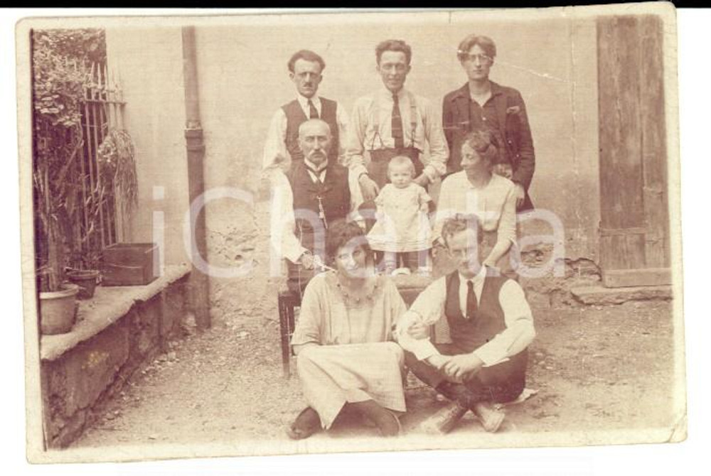 Fotografia d epoca originale 1922 GAVIRATE VA Famiglia BIASINI in cortile con l ultima nata Foto 8x6 cm 1