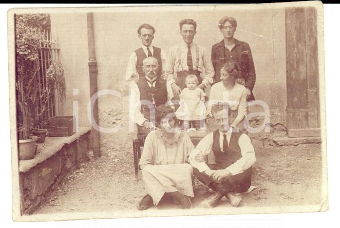 Fotografia d epoca originale 1922 GAVIRATE VA Famiglia BIASINI in cortile con l ultima nata Foto 8x6 cm 1