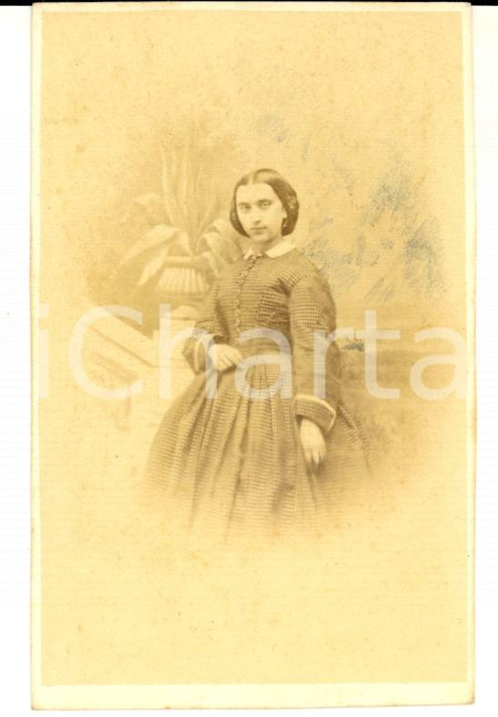 Fotografia d epoca originale 1870 ca ATENE Ritratto di donna in abito a quadretti Foto MORAITES CDV 1