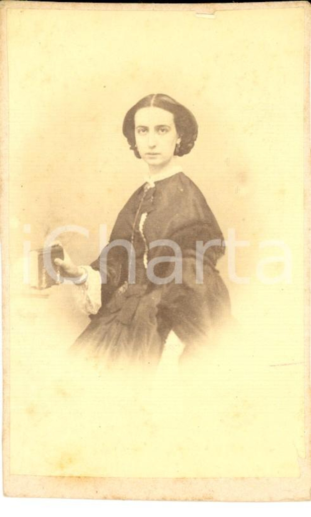 Fotografia d epoca originale 1870 ca ATENE Ritratto di giovane donna in abito scuro Foto MORAITES CDV 1