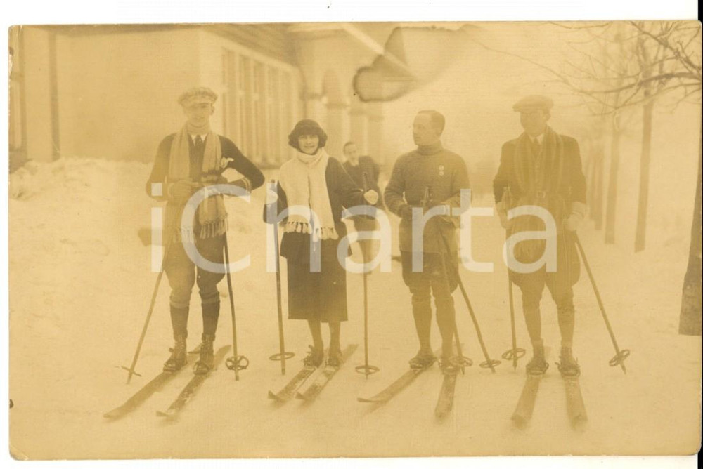 Fotografia d epoca originale 1920 ca PIEMONTE ? SCI DI FONDO Gruppo di sciatori in partenza Foto cartolina 1