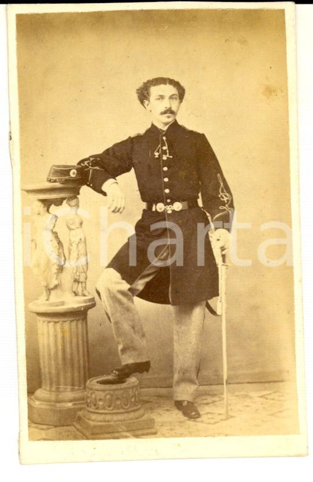 Fotografia d epoca originale 1870 ca ATENE Ritratto di ufficiale con la sciabola Foto MORAITES CDV 1