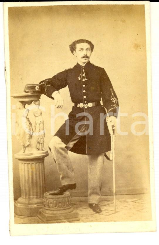 Fotografia d epoca originale 1870 ca ATENE Ritratto di ufficiale con la sciabola Foto MORAITES CDV 1