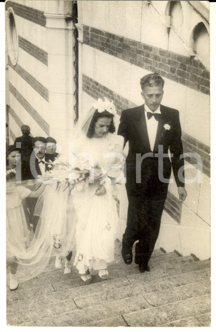 Fotografia d epoca originale 1941 FIUME ISTRIA Sposi salgono verso la chiesa Foto cartolina MARDESSICH 1