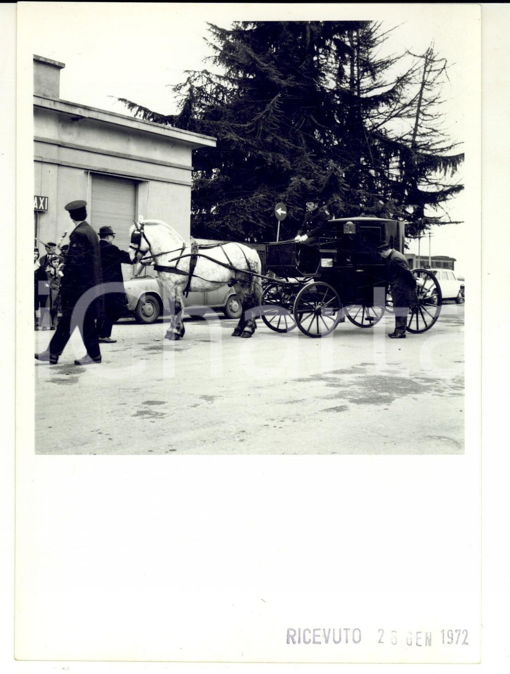 Fotografia d epoca originale 1972 BIELLA Arrivo di una carrozza con cocchiere alla stazione Fotografia 13x18 1