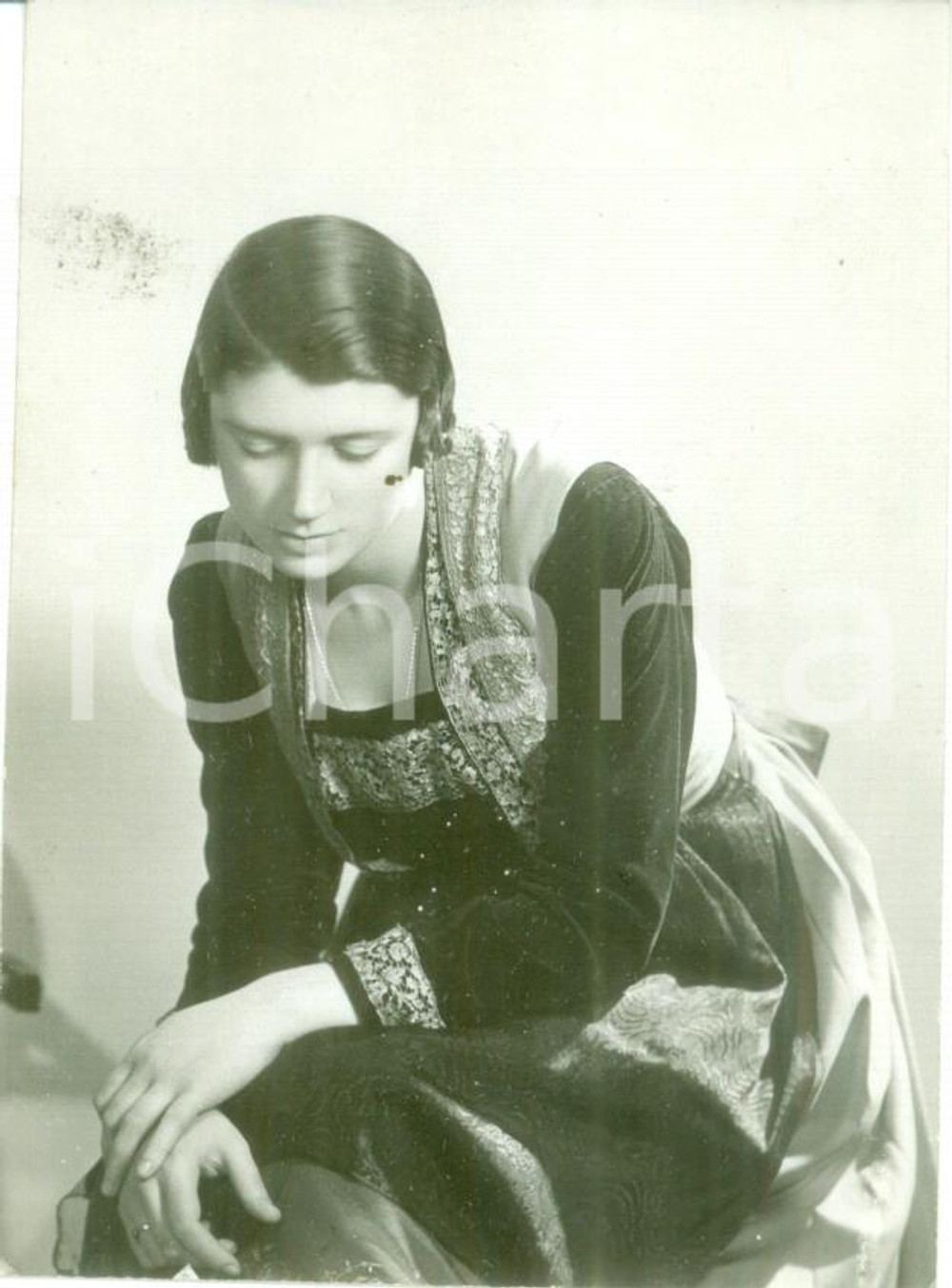 Fotografia d epoca originale 1935 ca COSTUMI REGIONALI Donna in costume tipico del Nord Italia Fotografia 1