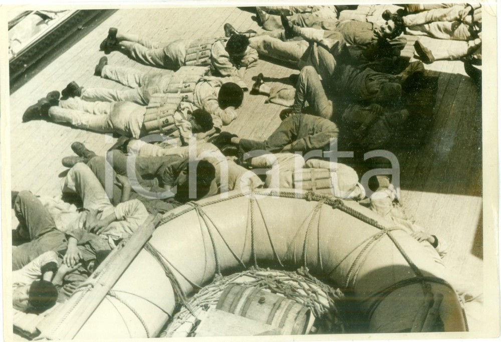 Fotografia d epoca originale 1940 ca GUERRA NAVALE WW2 Soldati si riposano alle scialuppe Fotografia 1