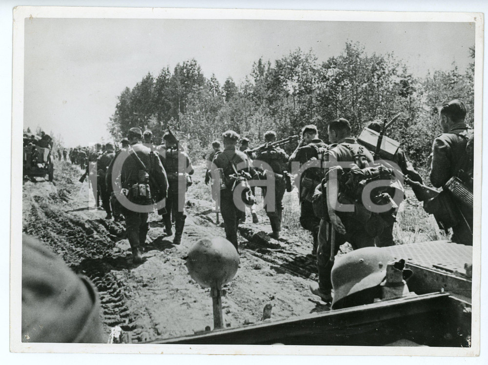 Fotografia d epoca originale 1942 GERMANIA WW2 Marcia di un reggimento tedesco in prima linea Fotografia 1