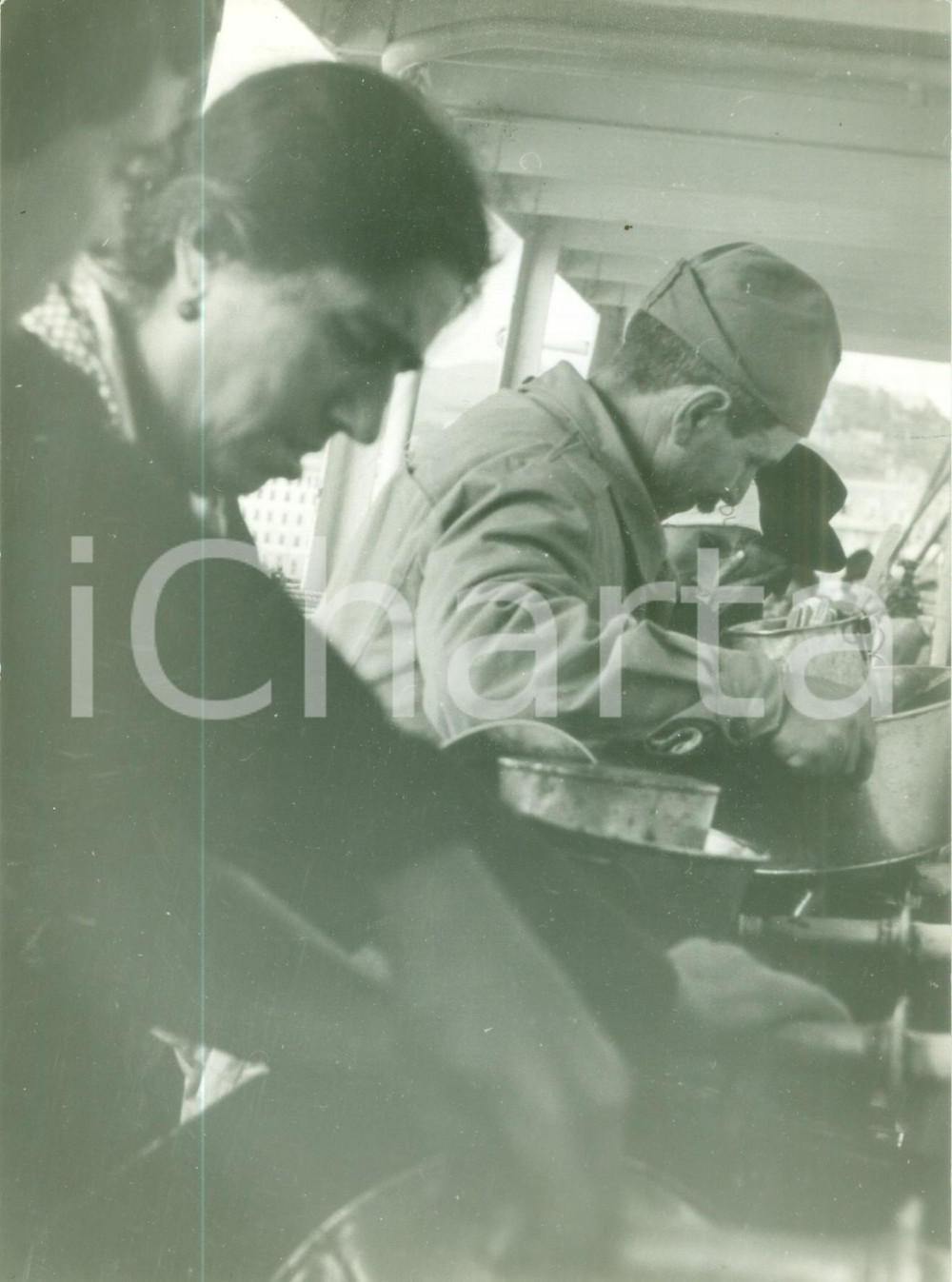 Fotografia d epoca originale 1940 ca ROMA ? Distribuzione del rancio ai poveri Fotografia 1
