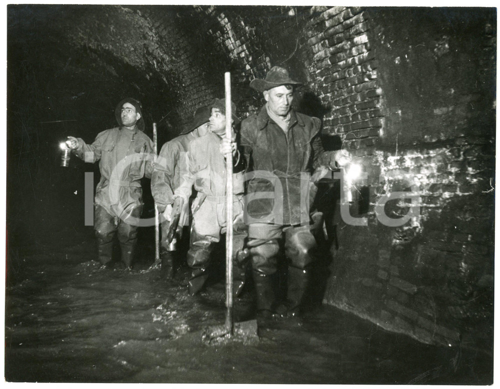 Fotografia d epoca originale 1950 ca MILANO  Operai esplorano sotterranei della città Fotografia 1