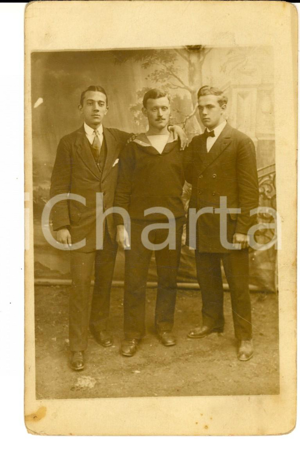Fotografia d epoca originale 1920 ca REGIA MARINA Cadetto in partenza con due amici Foto con dedica 1