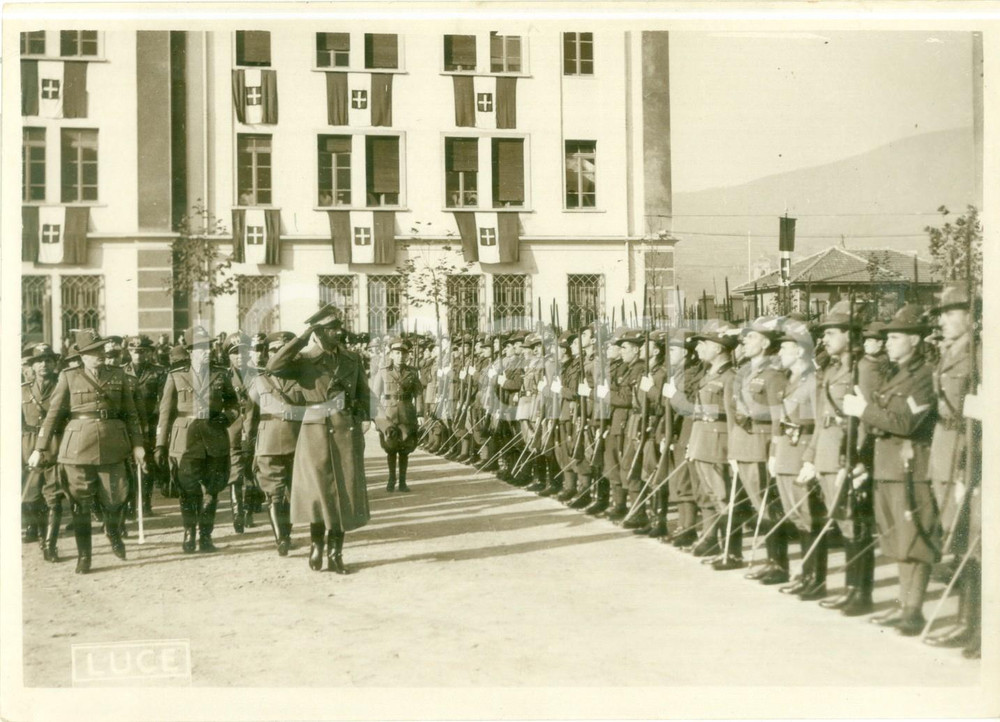 Fotografia d epoca originale 1938 PINEROLO Umberto II inaugura monumento all Alpino al 3° Reggimento Fanteria 1