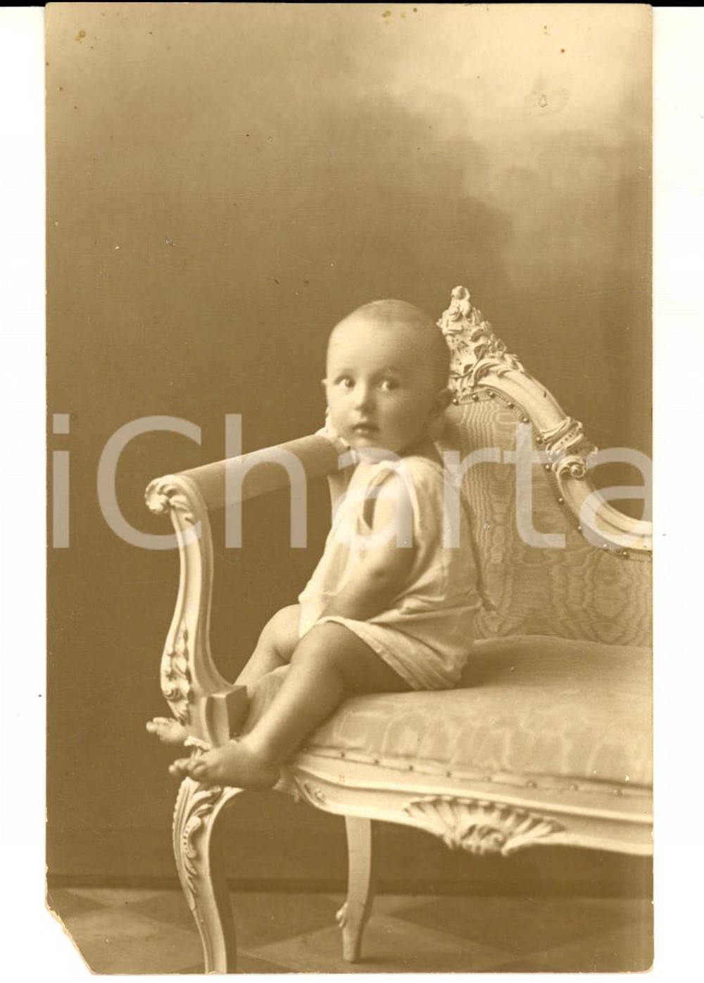 Fotografia d epoca originale 1920 ca MILANO Ritratto di bambino su divanetto antico Foto cartolina FIORINI 1