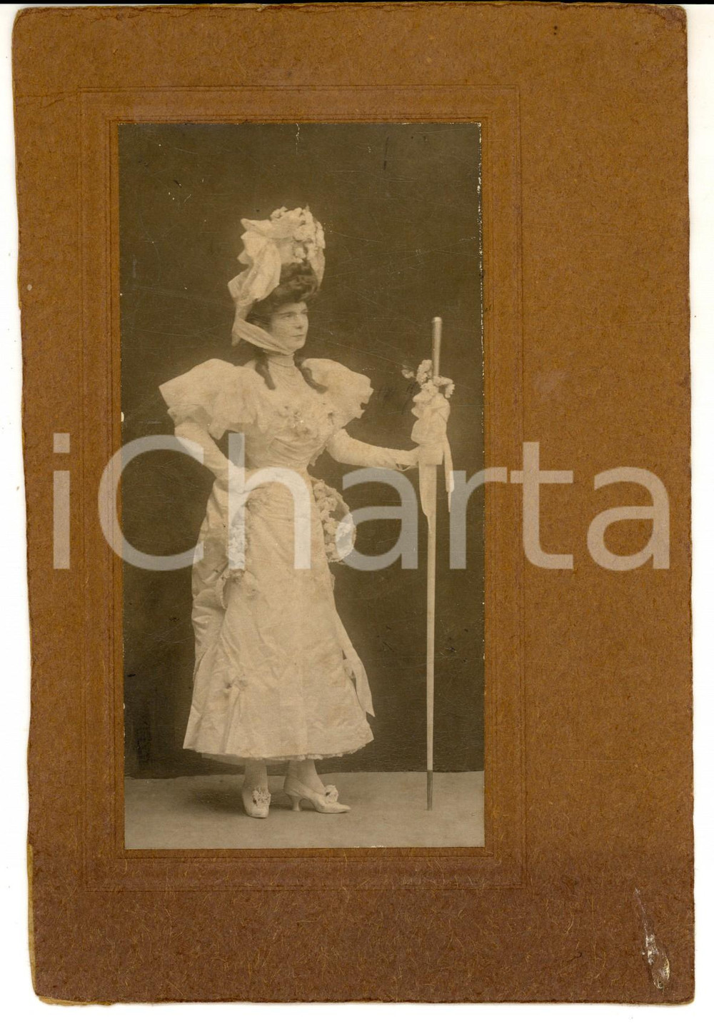 Fotografia d epoca originale 1910 ca AREA ITALIANA Ritratto di attrice in costume bianco Foto RARA 14x20 1
