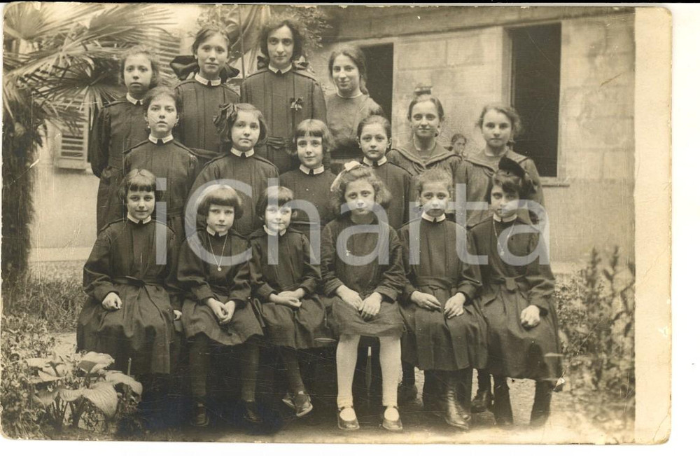Fotografia d epoca originale 1920 AREA LOMBARDA Ritratto di una classe femminile ginnasiale Foto cartolina 1