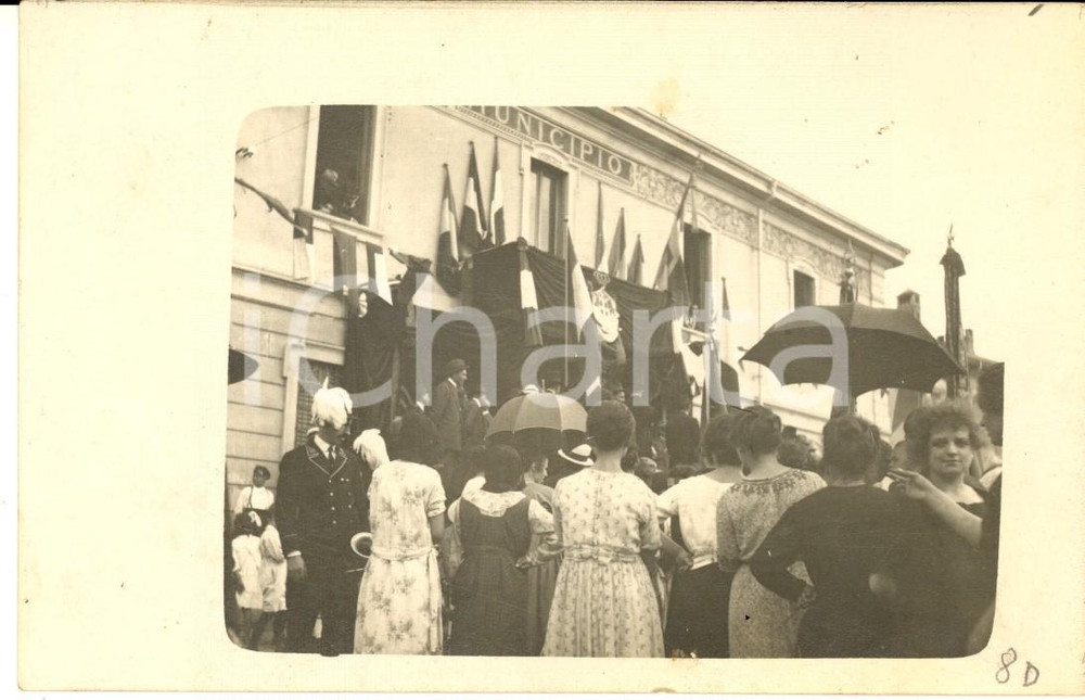 Fotografia d epoca originale 1920 ca AREA LOMBARDA ? Folla in attesa per visita del Re Foto cartolina 1