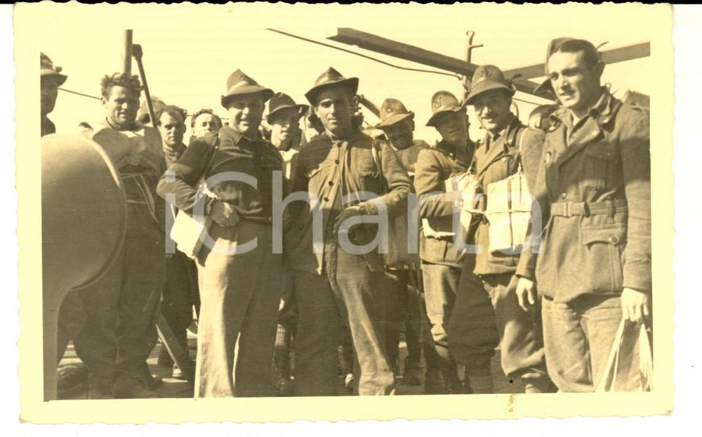 Fotografia d epoca originale 1940 ca WW2 ALBANIA Un gruppo di alpini in partenza Foto cartolina VINTAGE 1