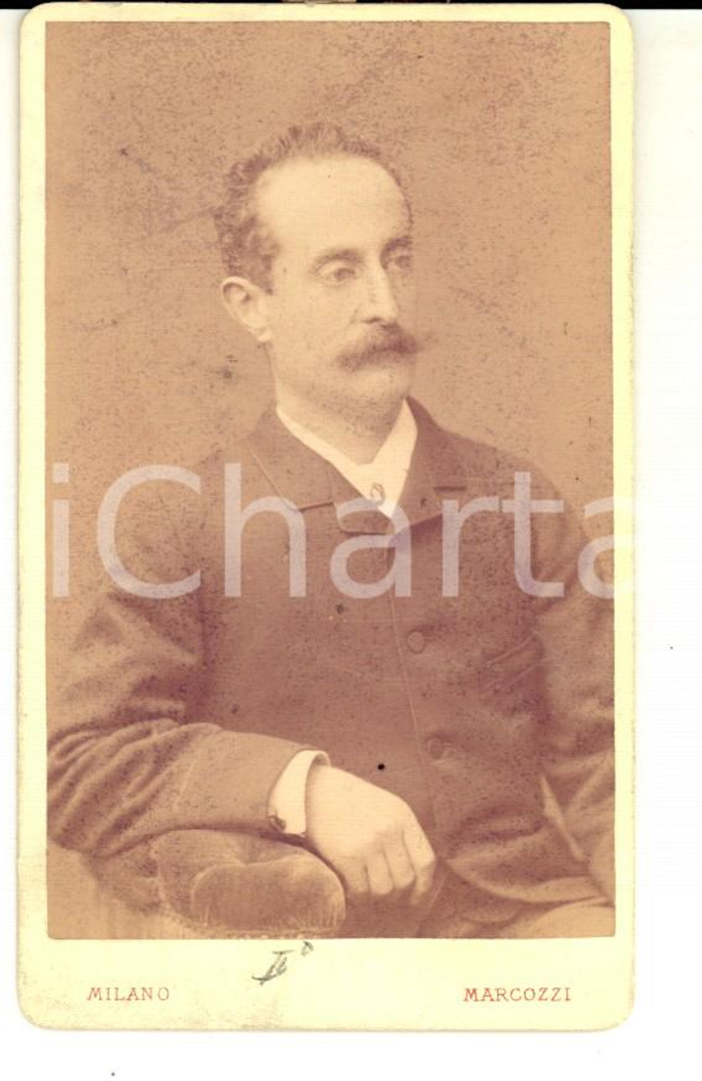 Fotografia d epoca originale 1880 ca MILANO Ritratto maschile seduto Fotografia Carlo MARCOZZI CDV 1