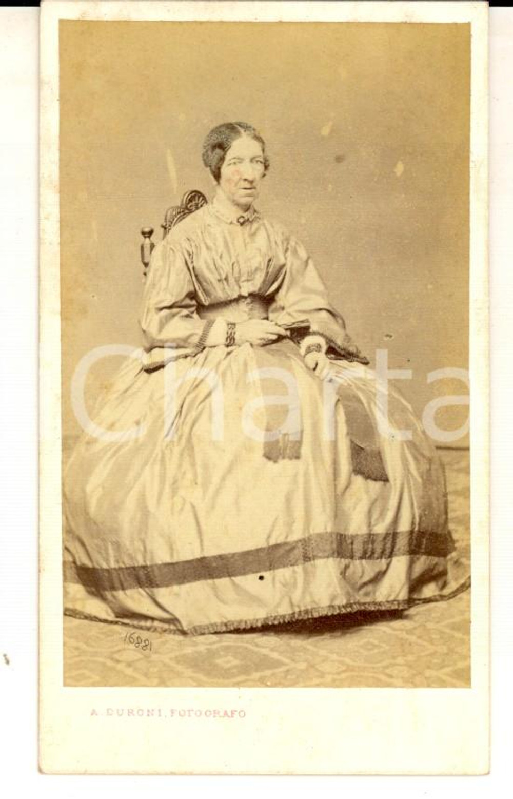 Fotografia d epoca originale 1880 ca MILANO Donna seduta in abito bianco Foto Alessandro DURONI CDV 1