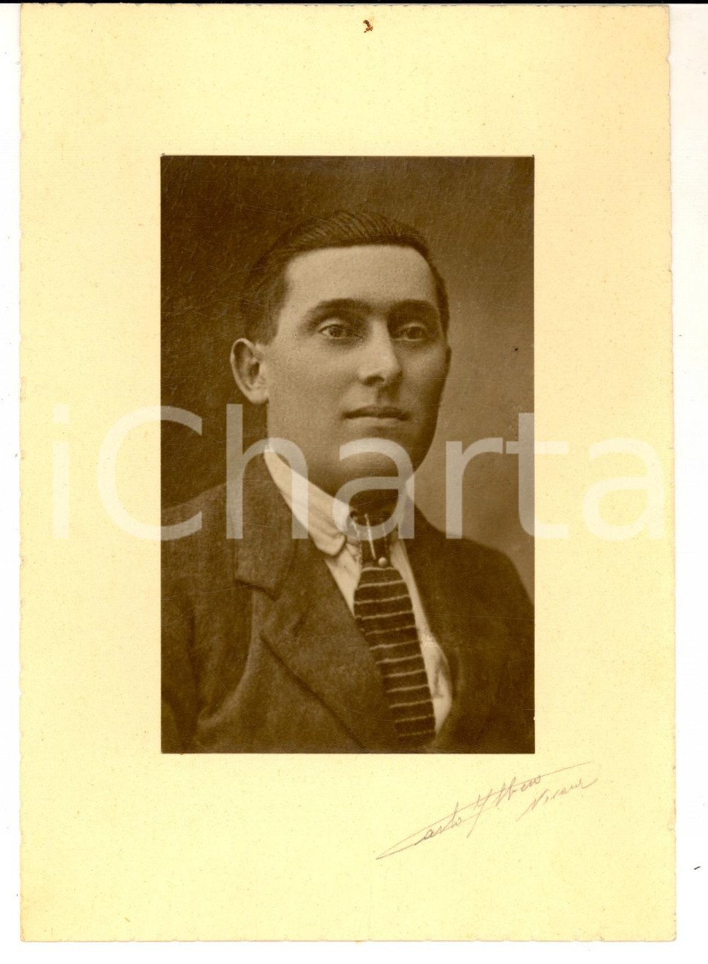 Fotografia d epoca originale 1930 ca NOVARA Ritratto maschile con cravatta a righe Foto Carlo ALBERO 16x21 1