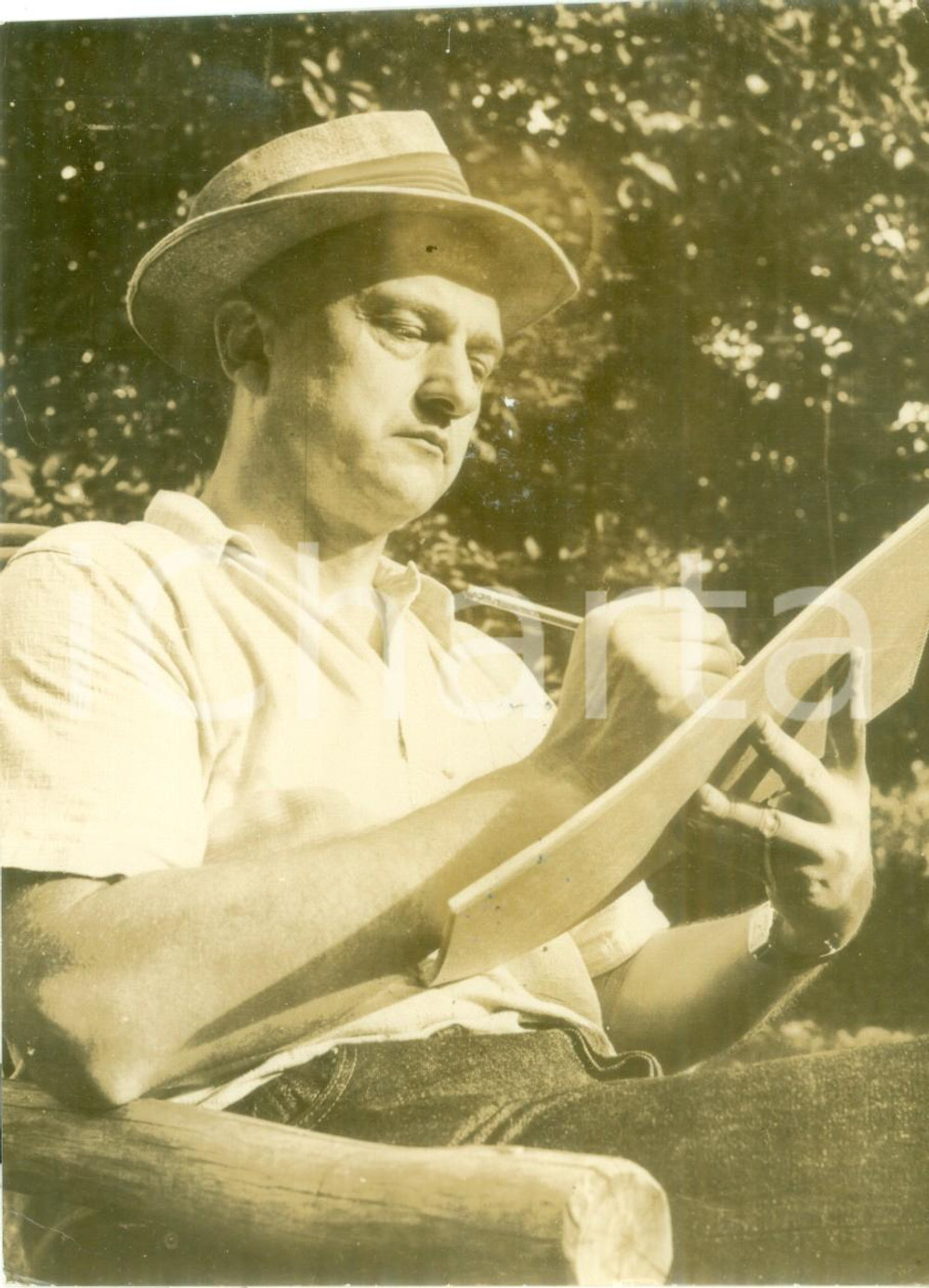 Fotografia d epoca originale 1945 ca USA Scrittore Louis ADAMIC prende appunti in giardino Fotografia 1