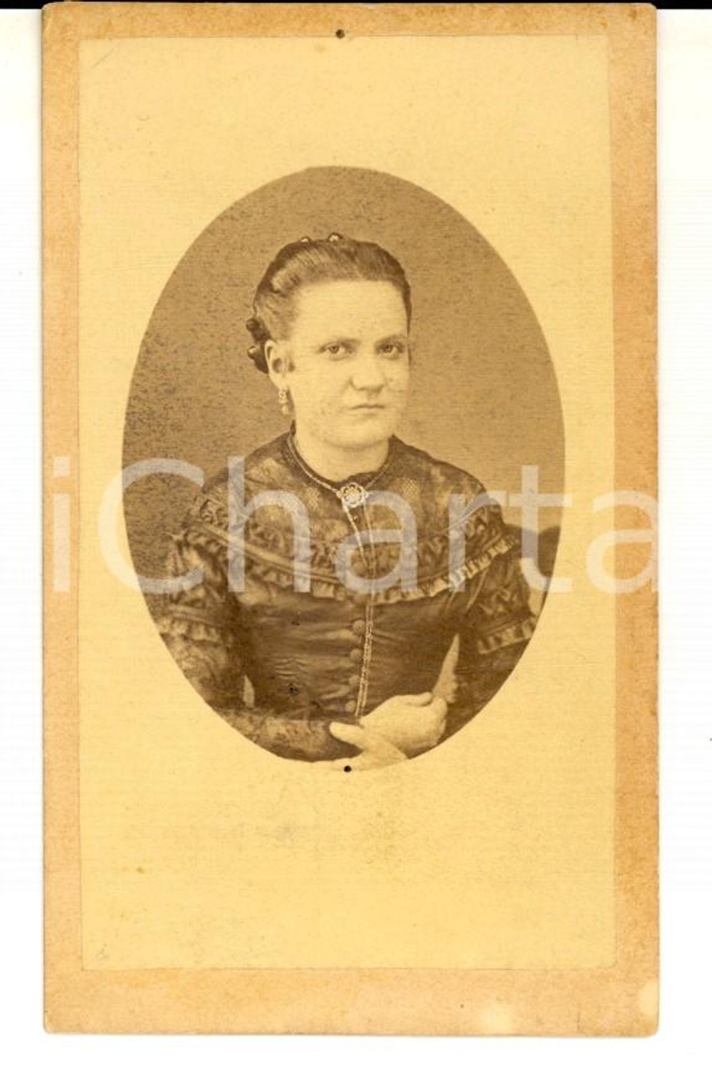 Fotografia d epoca originale 1880 ca VERONA Ritratto di donna con abito scuro Foto Pietro CODOGNATO CDV 1