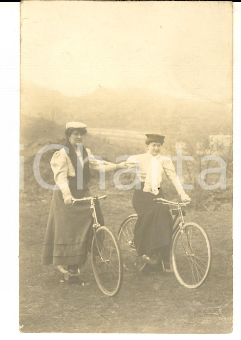 Fotografia d epoca originale 1910 ca AREA FRANCESE Coppia di amiche in bicicletta Foto cartolina VINTAGE 1