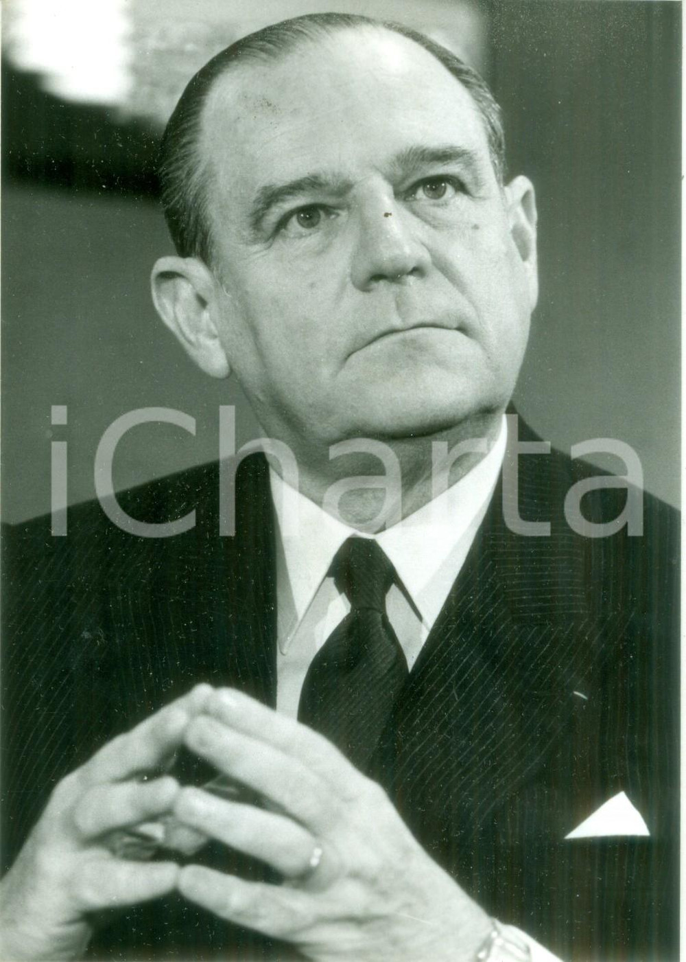 Fotografia d epoca originale 1985 ca PARIS Politico Raymond BARRE ascolta un intervento Fotografia 1