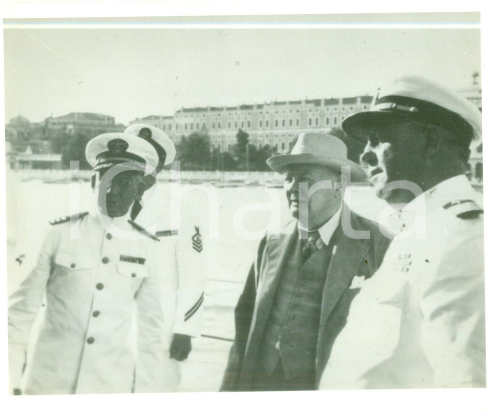 Fotografia d epoca originale 1945 ca LONDON Winston CHURCHILL con ufficiali di Marina Fotografia 1