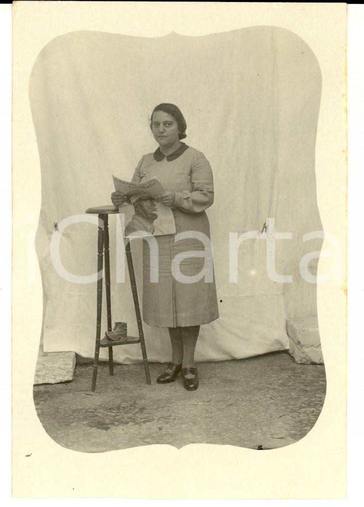 Fotografia d epoca originale 1930 ca NAPOLI Ritratto di donna con IL MATTINO ILLUSTRATO Foto cartolina 1