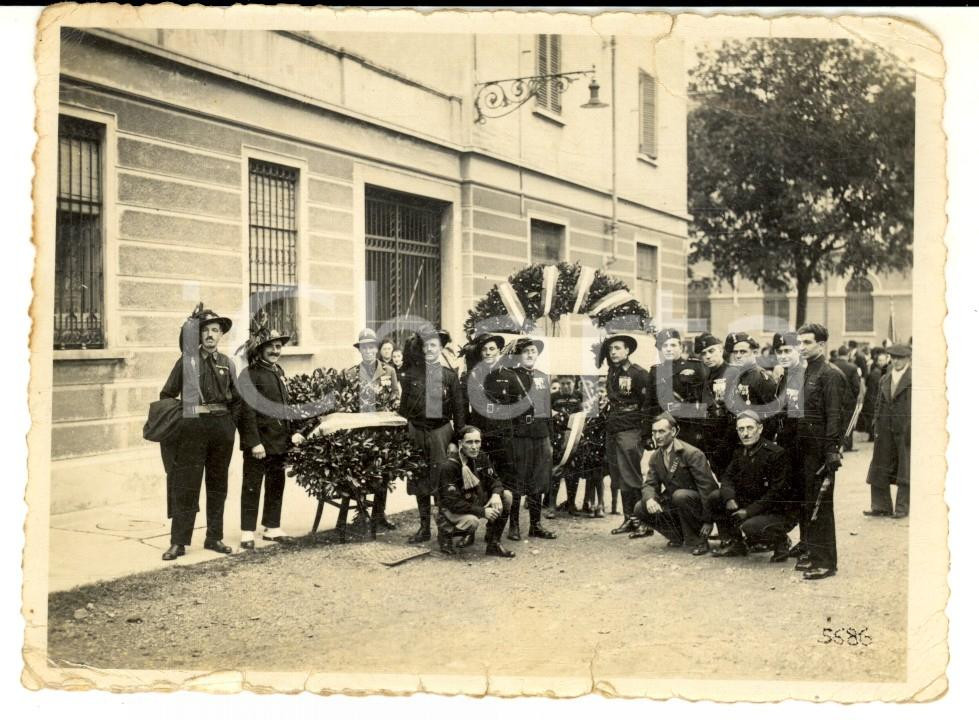 Fotografia d epoca originale 1930 ca TORINO ? Cerimonia con BERSAGLIERI e militanti PNF Foto 12x9 cm 1