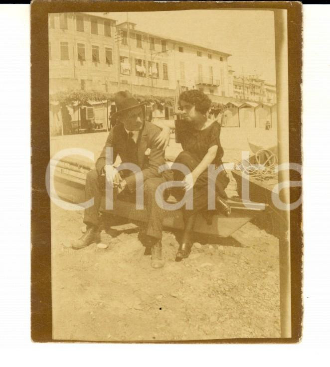 Fotografia d epoca originale 1920 LOANO SV Coppia in spiaggia su una barchetta Foto VINTAGE 8x9 cm 1