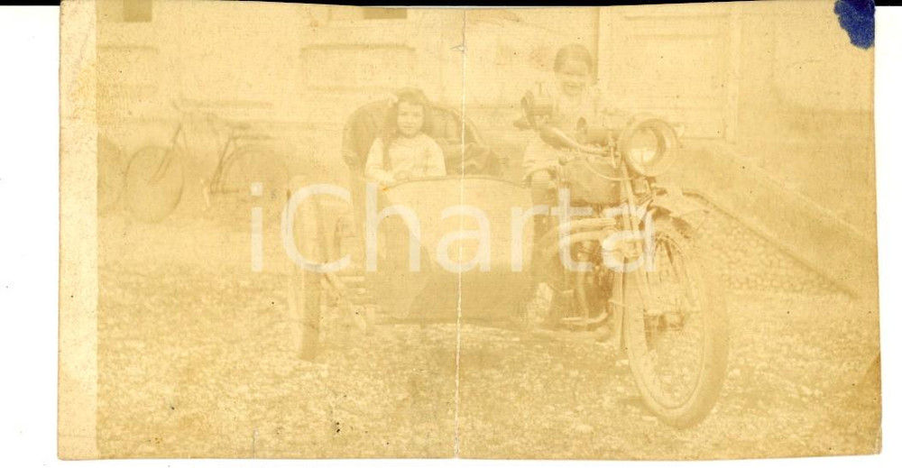 Fotografia d epoca originale 1920 ca MILANO ? Piccole motocicliste in posa Foto CURIOSA DANNEGGIATA 13x6 1