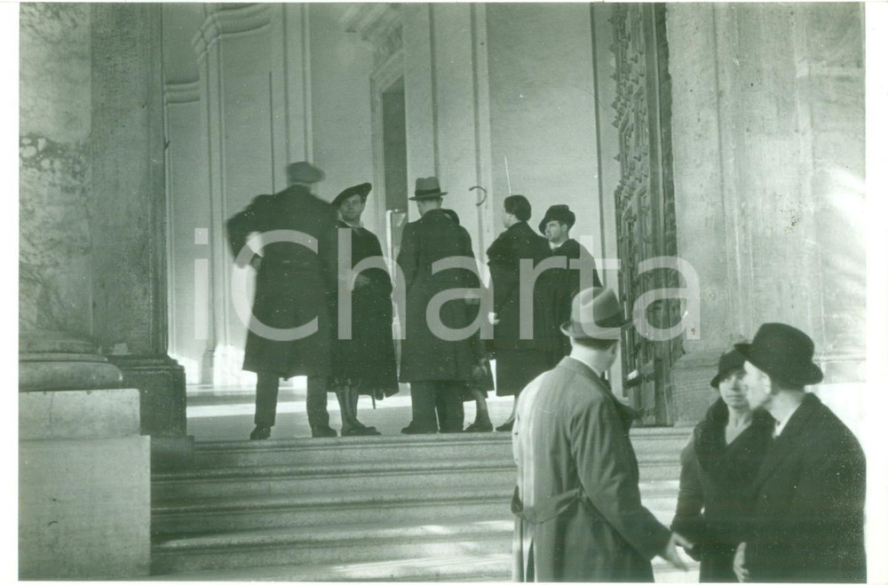 Fotografia d epoca originale 1936 VATICANO Guardie svizzere con giornalisti al Portone di bronzo Fotografia 1