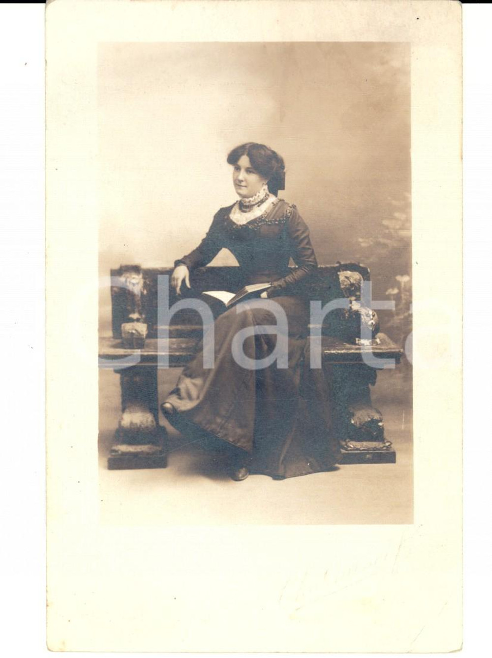 Fotografia d epoca originale 1910 FRANCE Portrait de jeune fille en lecture Photo carte postale CHATEAUNEUF 1
