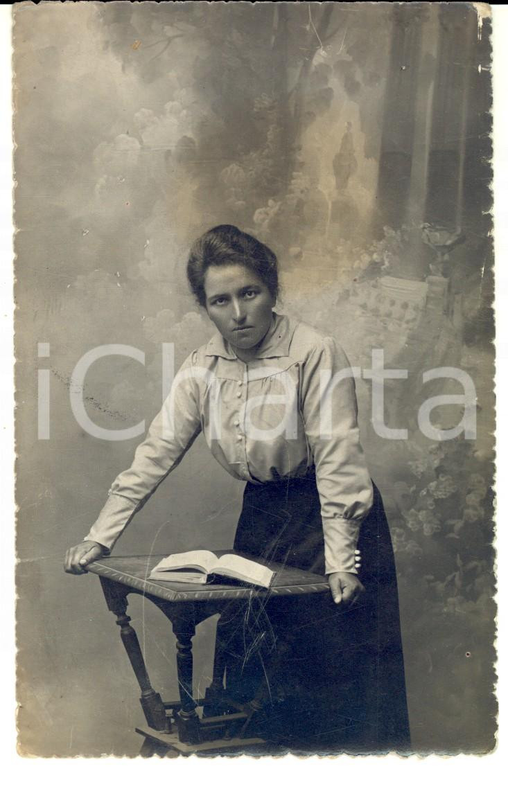 Fotografia d epoca originale 1910 ca AOSTA Ritratto di donna con un libro Foto cartolina BASSANESI 1