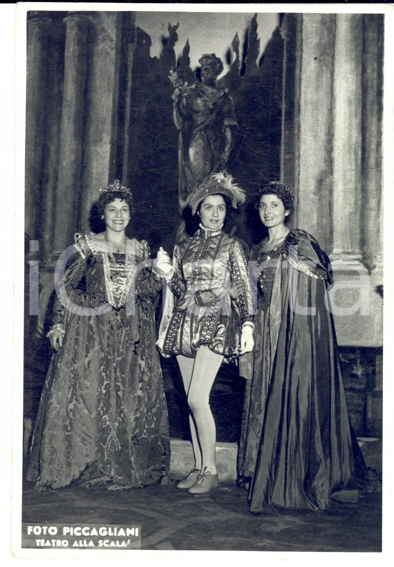 Fotografia d epoca originale 1950 ca MILANO TEATRO ALLA SCALA Attrici in costume Foto seriale PICCAGLIANI 1
