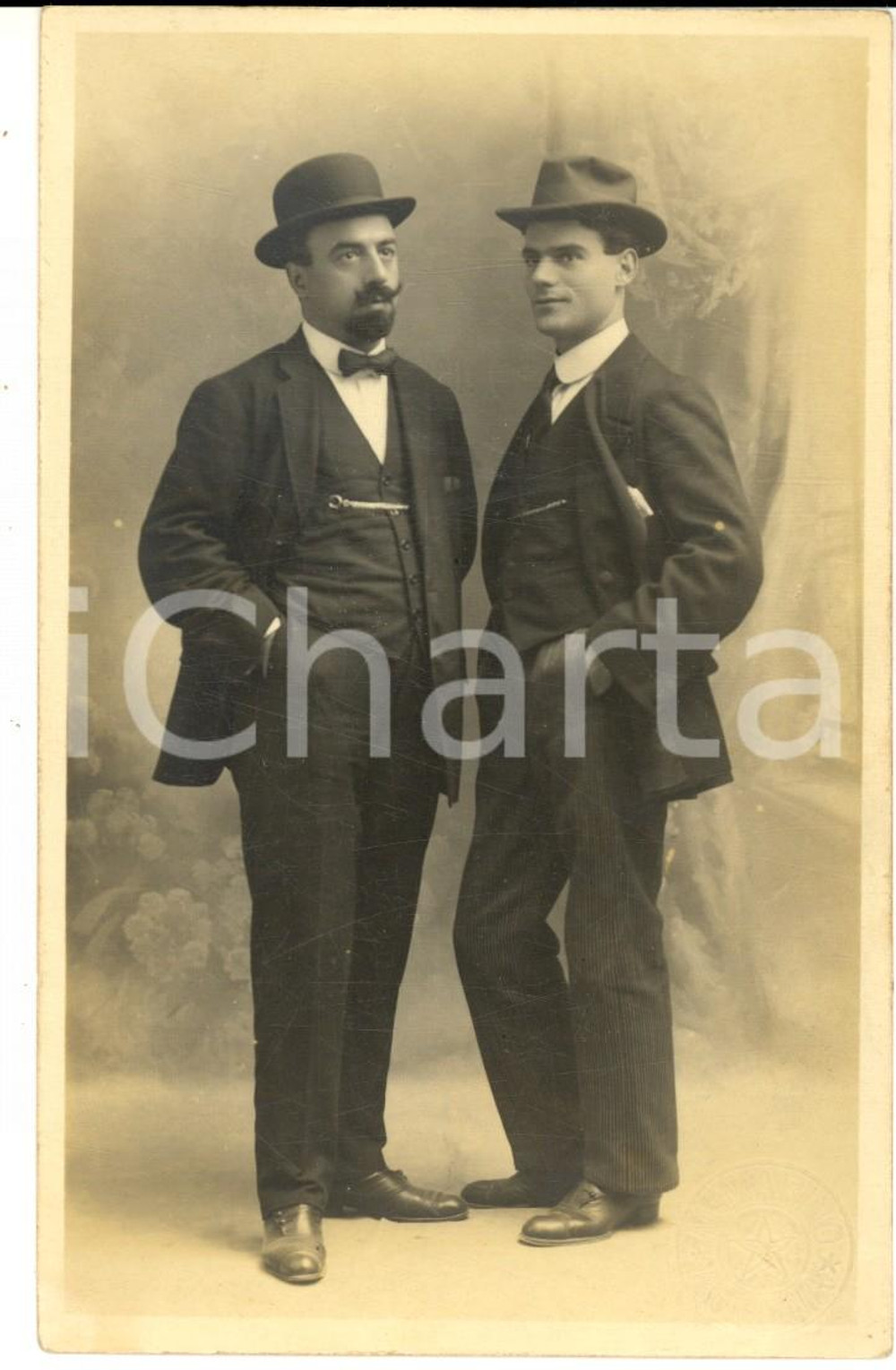 Fotografia d epoca originale 1920 ca ANCONA Due gentiluomini in abito da passeggio Foto cartolina M. MARINO 1