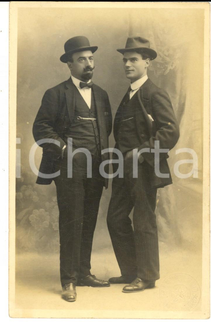 Fotografia d epoca originale 1920 ca ANCONA Due gentiluomini in abito da passeggio Foto cartolina M. MARINO 1