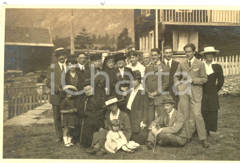 Fotografia d epoca originale 1930 ca AREA LOMBARDA Gruppo di famiglia in montagna Foto VINTAGE 12x8 1