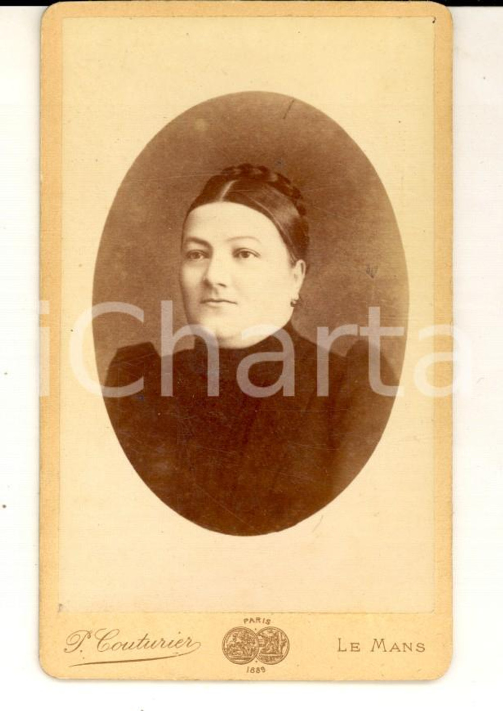 Fotografia d epoca originale 1890 ca LE MANS F Ritratto di donna in abito scuro Foto COUTURIER CDV 1