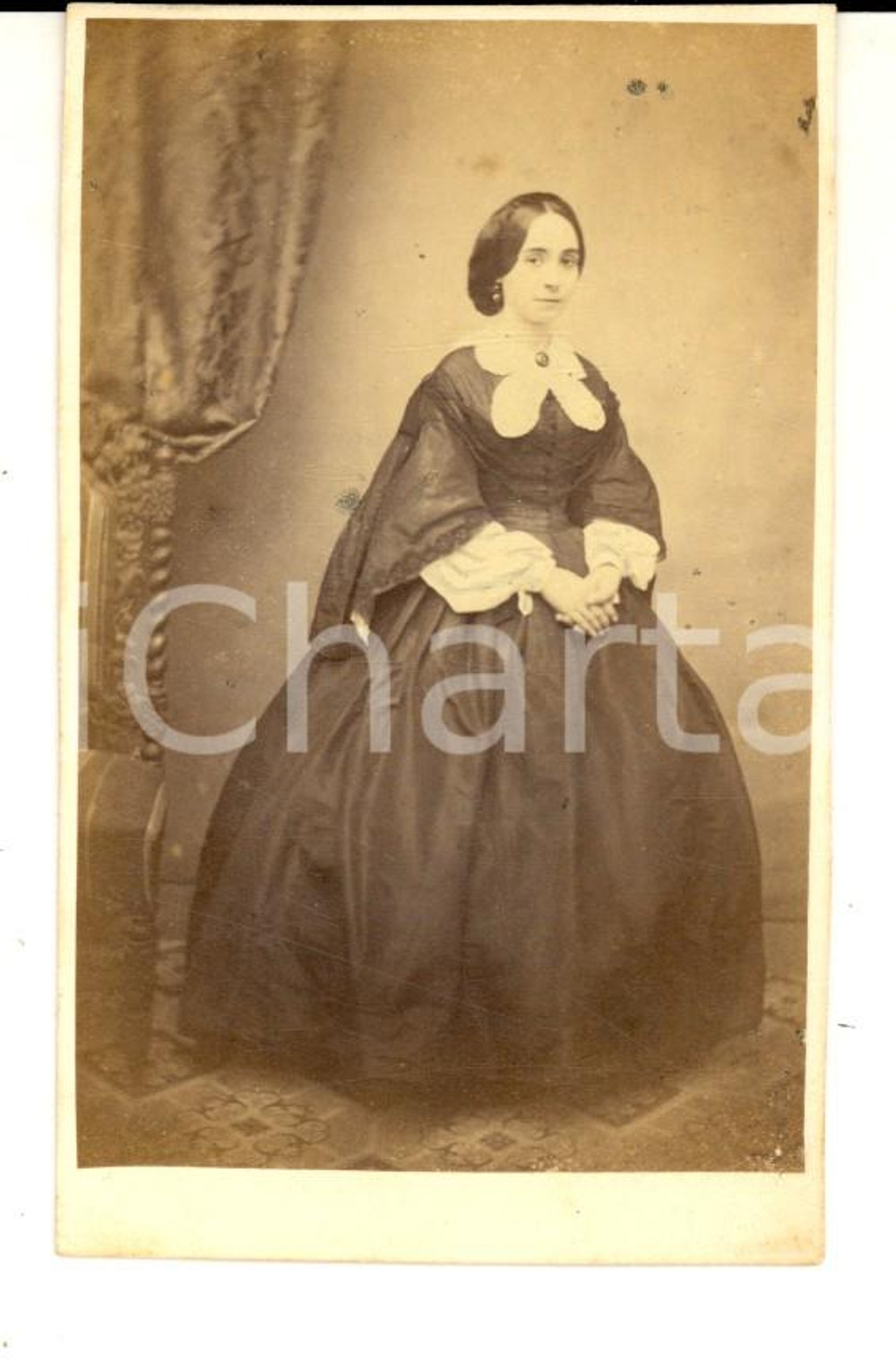 Fotografia d epoca originale 1870 ca ATENE Ritratto di nobildonna con colletto bianco Foto MORAITES CDV 1