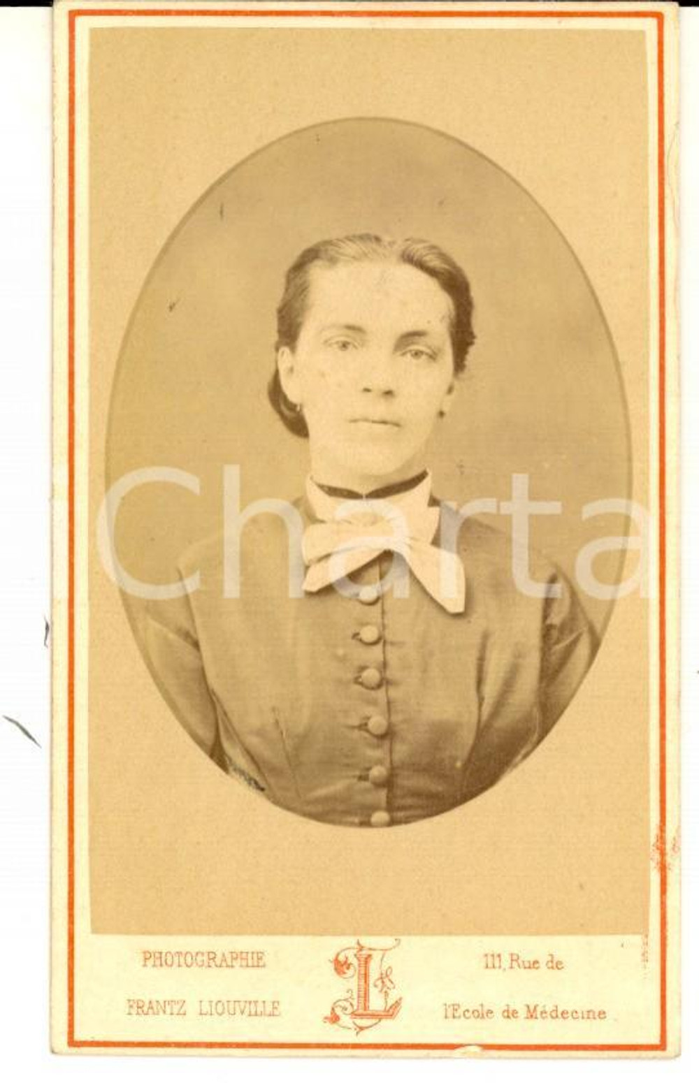 Fotografia d epoca originale 1870 ca PARIS Portrait de femme avec un ruban blanc Photo Frantz LIOUVILLE CDV 1